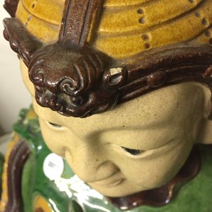 Un grand modèle d'un soldat de style Ming en porcelaine de Chine de type sancai, 20ème — photo 11