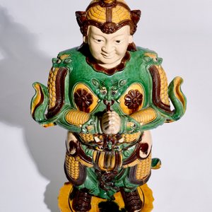 Un grand modèle d'un soldat de style Ming en porcelaine de Chine de type sancai, 20ème — photo 6