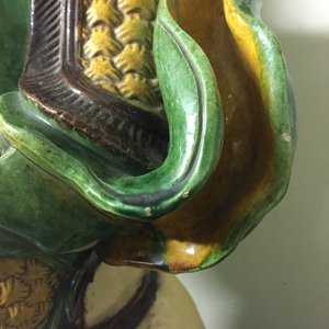 Un grand modèle d'un soldat de style Ming en porcelaine de Chine de type sancai, 20ème — photo 8
