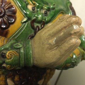 Un grand modèle d'un soldat de style Ming en porcelaine de Chine de type sancai, 20ème — photo 9