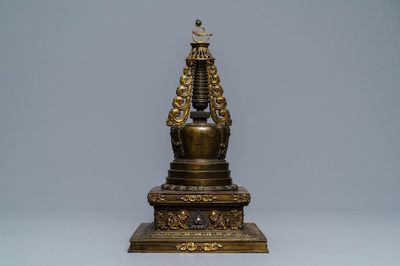 Un grand modèle d'un stupa en bronze doré et incrusté, Tibet, 18ème