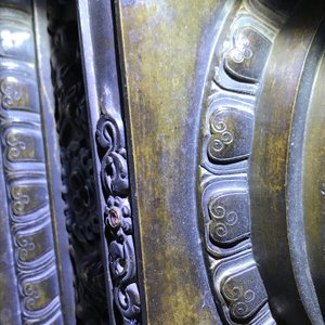 Un grand modèle d'un stupa en bronze doré et incrusté, Tibet, 18ème — photo 25