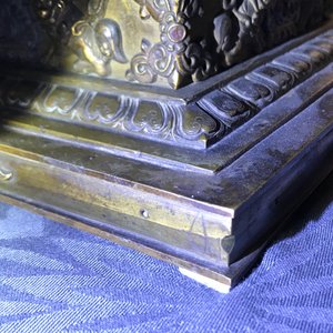 Un grand modèle d'un stupa en bronze doré et incrusté, Tibet, 18ème — photo 37