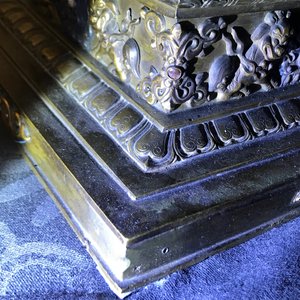 Un grand modèle d'un stupa en bronze doré et incrusté, Tibet, 18ème — photo 38