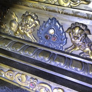 Un grand modèle d'un stupa en bronze doré et incrusté, Tibet, 18ème — photo 39