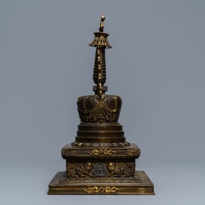 Un grand modèle d'un stupa en bronze doré et incrusté, Tibet, 18ème — photo 4