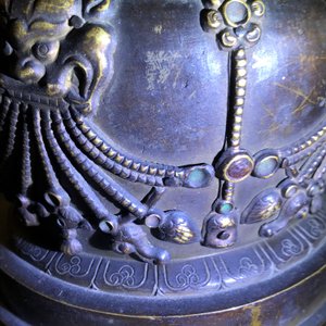 Un grand modèle d'un stupa en bronze doré et incrusté, Tibet, 18ème — photo 43