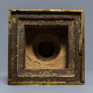 Un grand modèle d'un stupa en bronze doré et incrusté, Tibet, 18ème — photo 5
