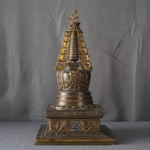 Un grand modèle d'un stupa en bronze doré et incrusté, Tibet, 18ème — photo 7