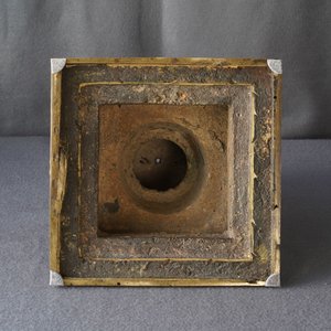 Un grand modèle d'un stupa en bronze doré et incrusté, Tibet, 18ème — photo 8