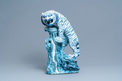 Un grand modèle d'un tigre en porcelaine de Chine polychrome, 20ème