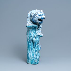 Un grand modèle d'un tigre en porcelaine de Chine polychrome, 20ème — photo 3