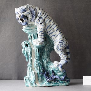 Un grand modèle d'un tigre en porcelaine de Chine polychrome, 20ème — photo 8