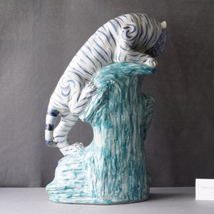 Un grand modèle d'un tigre en porcelaine de Chine polychrome, 20ème — photo 9