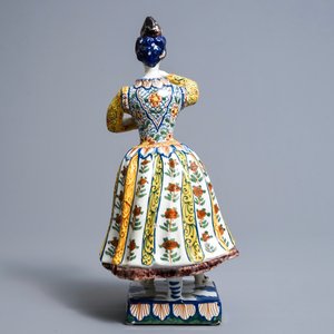 Un grand modèle d'une femme avec un chien en faïence polychrome de Delft, 18ème — photo 4