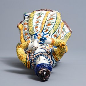 Un grand modèle d'une femme avec un chien en faïence polychrome de Delft, 18ème — photo 7