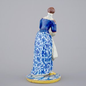 Un grand modèle d'une femme en faïence polychrome de Delft, ca. 1800 — photo 3
