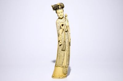 Un grand modèle d'une Guanyin en ivoire sculpté, Chine, 19ème
