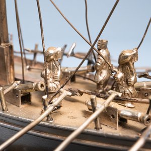 Un grand modèle d'une jonque en argent sur socle en bois sculpté, Chine, 19ème — photo 11