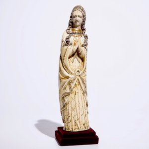 Un grand modèle indo-portugais d'une Vierge en ivoire sculpté polychrome, Goa, 17ème — photo 1
