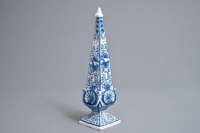 Un grand obélisque en faïence de Delft bleu et blanc, 1er quart du 18ème