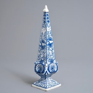 Un grand obélisque en faïence de Delft bleu et blanc, 1er quart du 18ème — photo 1
