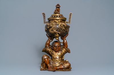 Un grand okimono en bronze doré figurant un okimono de Benkei portant un koro ou brûle-parfum, Japon, attr. à Miyao Eisuke, Meiji, vers 1900