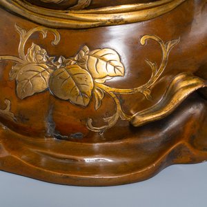 Un grand okimono en bronze doré figurant un okimono de Benkei portant un koro ou brûle-parfum, Japon, attr. à Miyao Eisuke, Meiji, vers 1900 — photo 20