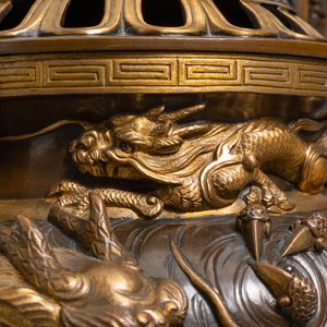 Un grand okimono en bronze doré figurant un okimono de Benkei portant un koro ou brûle-parfum, Japon, attr. à Miyao Eisuke, Meiji, vers 1900 — photo 23