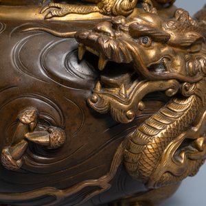 Un grand okimono en bronze doré figurant un okimono de Benkei portant un koro ou brûle-parfum, Japon, attr. à Miyao Eisuke, Meiji, vers 1900 — photo 30