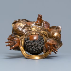Un grand okimono en bronze doré figurant un okimono de Benkei portant un koro ou brûle-parfum, Japon, attr. à Miyao Eisuke, Meiji, vers 1900 — photo 6