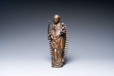Un grand ornement de lustre en bronze en forme d'une Vierge à l'enfant, Flandres, 16ème