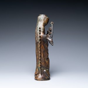 Un grand ornement de lustre en bronze en forme d'une Vierge à l'enfant, Flandres, 16ème — photo 3