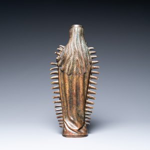 Un grand ornement de lustre en bronze en forme d'une Vierge à l'enfant, Flandres, 16ème — photo 4