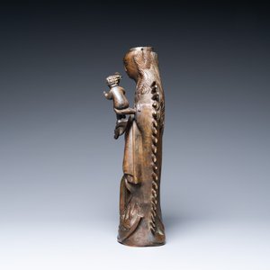 Un grand ornement de lustre en bronze en forme d'une Vierge à l'enfant, Flandres, 16ème — photo 5