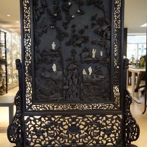 Un grand panneau en bois de zitan, jade et turquoise, encadré et sur piètement en bois de hongmu, Qianlong — photo 16