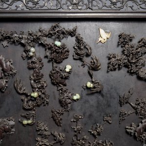 Un grand panneau en bois de zitan, jade et turquoise, encadré et sur piètement en bois de hongmu, Qianlong — photo 2