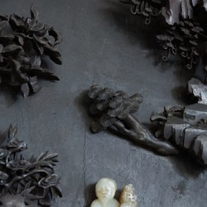 Un grand panneau en bois de zitan, jade et turquoise, encadré et sur piètement en bois de hongmu, Qianlong — photo 24