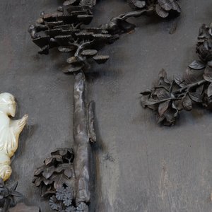 Un grand panneau en bois de zitan, jade et turquoise, encadré et sur piètement en bois de hongmu, Qianlong — photo 25