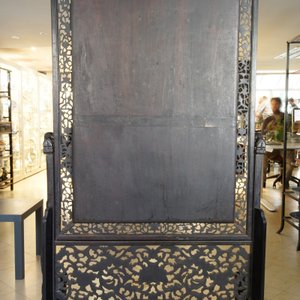 Un grand panneau en bois de zitan, jade et turquoise, encadré et sur piètement en bois de hongmu, Qianlong — photo 28