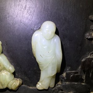 Un grand panneau en bois de zitan, jade et turquoise, encadré et sur piètement en bois de hongmu, Qianlong — photo 33