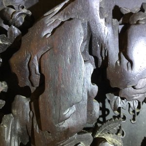 Un grand panneau en bois de zitan, jade et turquoise, encadré et sur piètement en bois de hongmu, Qianlong — photo 39
