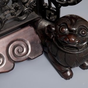 Un grand panneau en bois de zitan, jade et turquoise, encadré et sur piètement en bois de hongmu, Qianlong — photo 8