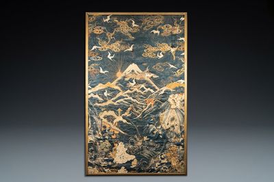 Un grand panneau en broderie de soie à décor de grues et de carpes autour du Mont Fuji, Japon, Meiji, 19ème