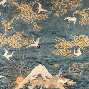 Un grand panneau en broderie de soie à décor de grues et de carpes autour du Mont Fuji, Japon, Meiji, 19ème — photo 6