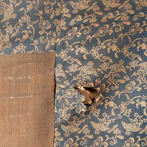 Un grand panneau en broderie de soie à décor de médaillons aux paysages, Japon, Meiji, 19ème — photo 4