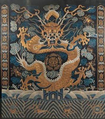 Un grand panneau en broderie de soie et de fil d'or à décor d'un dragon impérial, Chine, Qing