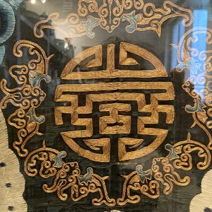 Un grand panneau en broderie de soie et de fil d'or à décor d'un dragon impérial, Chine, Qing — photo 11