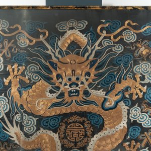 Un grand panneau en broderie de soie et de fil d'or à décor d'un dragon impérial, Chine, Qing — photo 3