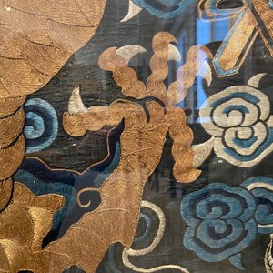 Un grand panneau en broderie de soie et de fil d'or à décor d'un dragon impérial, Chine, Qing — photo 10